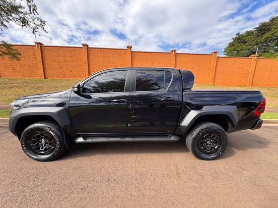 TOYOTA HILUX 2.8 D-4D TURBO DIESEL CD GR-S 4X4 AUTOMÁTICO